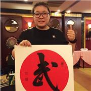 Profesor profesional de artes marciales, impartiendo cursos de deportes y artes marciales para niños